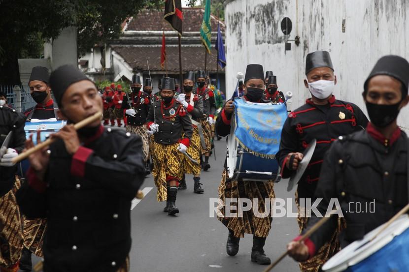 Sejumlah prajurit Keraton Kasunanan Surakarta Hadiningrat berjalan saat kirab di kawasan keraton setempat di Solo, Jawa Tengah, Sabtu (15/1/2022). Kirab tersebut sebagai bagian dari aksi prajurit keraton setempat yang digelar setiap Hari Sabtu guna menambah daya tarik bagi wisatawan untuk berkunjung di Kota Solo.