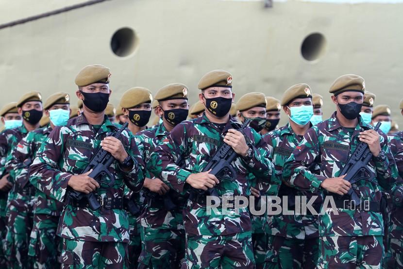 Sejumlah prajurit komponen cadangan (komcad) Kodam XII/Tanjungpura mengikuti upacara pemberangkatan latihan pembulatan di Pelabuhan Dwikora, Kota Pontianak, Kalimantan Barat, Senin (20/9/2021).