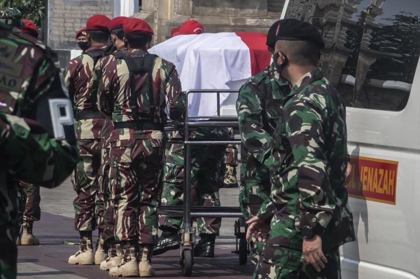 A number of Kopassus soldiers prepare to carry the body of the Head of the Papua Regional BIN (Kabinda) Major General Posthumous I Gusti Putu Danny Karya Nugraha to be buried at the Kalibata Heroes Cemetery, Jakarta, Tuesday (27/4/2021).
