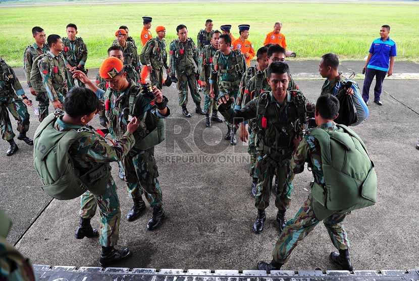  Sejumlah prajurit Korpaskhas TNI Angkatan Udara melakukan pengecekan sebelum melakukan penerjunan saat acara peringatan HUT TNI AU ke-67 di Lanud Halim Perdanakusumah, Jakarta Timur, Selasa (9/4).  (Republika/Edwin Dwi Putranto)