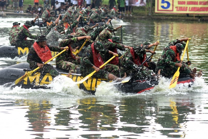 Sejumlah prajurit Korps Marinir TNI AL berpacu kecepatan dalam lomba balap dayung perahu karet militer di Kolam Tank Bhumi Marinir Karangpilang, Surabaya, Jawa Timur, Jumat (11/3).
