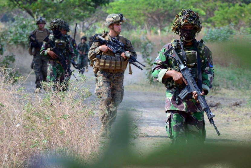 Sejumlah prajurit Korps Marinir TNI AL bersama Marinir Amerika melaksanakan patrol tempur di Pusat Latihan Tempur Korps Marinir Baluran, Situbondo, Jawa Timur, Kamis (6/8).     (Antara)