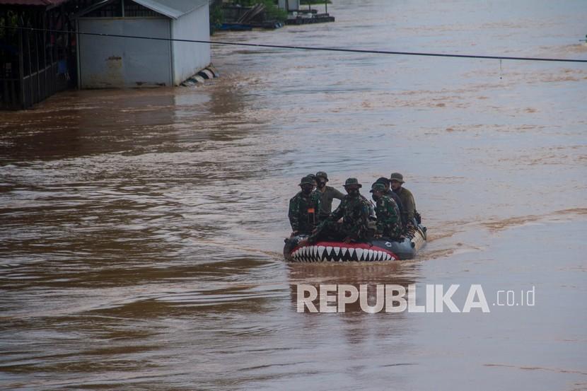 Prajurit Marinir menggunakan perahu karet mencari warga korban banjir di Desa Pekauman Ulu, Kabupaten Banjar, Kalimantan Selatan, Sabtu (16/1).