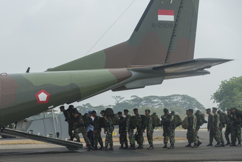 Sejumlah prajurit Kostrad TNI AD yang tergabung dalam Satgas Penanggulangan Bencana Asap di Sumatera diberangkatkan melalui Pangkalan TNI AU Halim Perdanakusuma. 