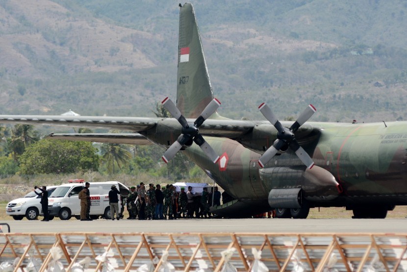 Sejumlah prajurit memasukan peti jenazah korban jatuhnya helikopter ke dalam pesawat Hercules di Bandara Mutiara Sis Aljufri Palu, Sulawesi Tengah, Senin (21/3).