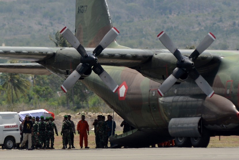 Sejumlah prajurit memasukan peti jenazah korban jatuhnya helikopter ke dalam pesawat Hercules di Bandara Mutiara Sis Aljufri Palu, Sulawesi Tengah, Senin (21/3).