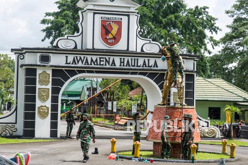Prajurit mengecat patung pahlawan nasional Slamet Riyadi yang dibangun di depan gerbang Benteng Nieuw Vicotria Markas Kodam XVI/Pattimura, Kota Ambon, Provinsi Maluku, Kamis (2/9/2021). 
