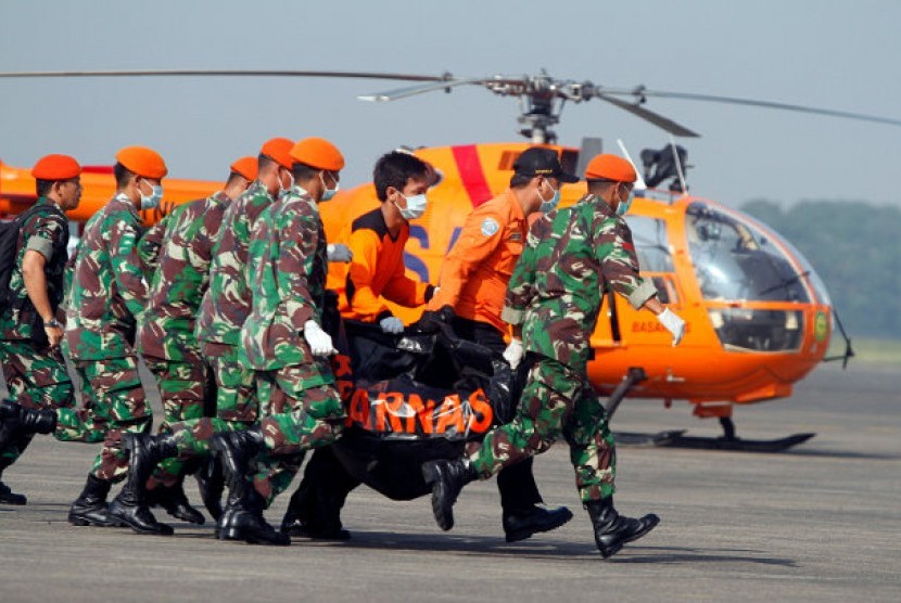 Sejumlah prajurit Paskhas TNI AU dan personil Basarnas membawa sebuah kantong yang berisi jenazah korban kecelakaan pesawat Sukhoi Super Jet 100 menuju mobil ambulance di Bandara Halim Perdanakusuma, Jakarta, Sabtu (12/5). Empat kantong jenazah telah berad