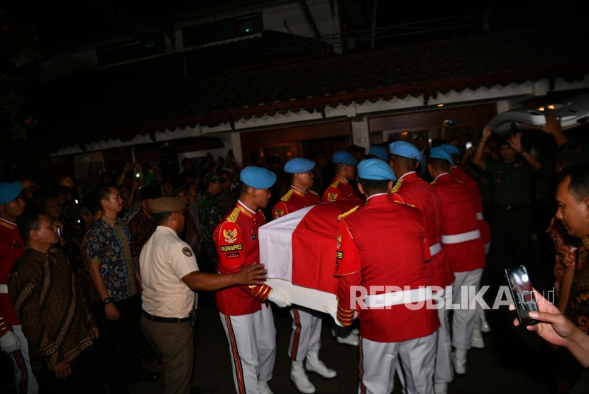 Sejumlah prajurit Pasukan Pengamanan Presiden (Paspampres) mengangkat peti jenazah dari almarhum Presiden ke-3 RI, BJ Habibie saat tiba di Rumah Duka, Patra Kuningan, Jakarta, Rabu (11/10/2019).