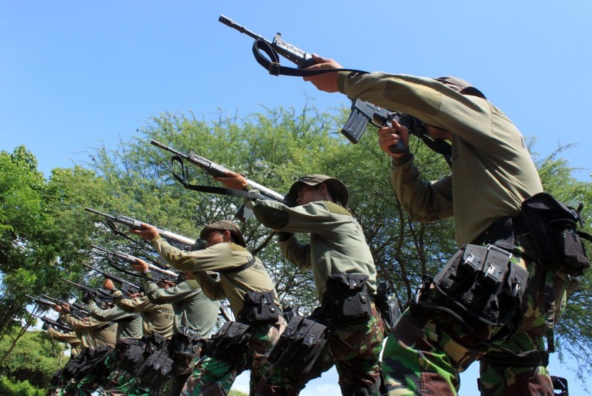 Sejumlah prajurit Taifib Korps Marinir melaksanakan latihan menembak di lapangan tembak Pusat Latihan Tempur Korps Marinir Baluran, Karangtekok, Situbondo, Jatim, Jumat (20/3).