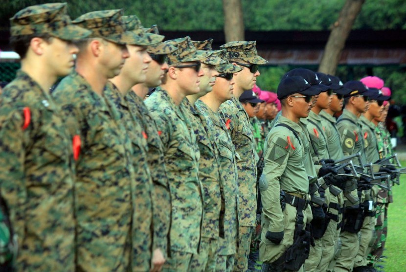 Sejumlah prajurit Taifib Korps Marinir TNI AL dan US MARSOC mengikuti upacara pembukaan latihan dengan sandi Lantern Iron 15-5524 di Pusat Latihan Tempur Korps Marinir Baluran, Karangtekok, Situbondo, Jatim, Kamis (19/3).