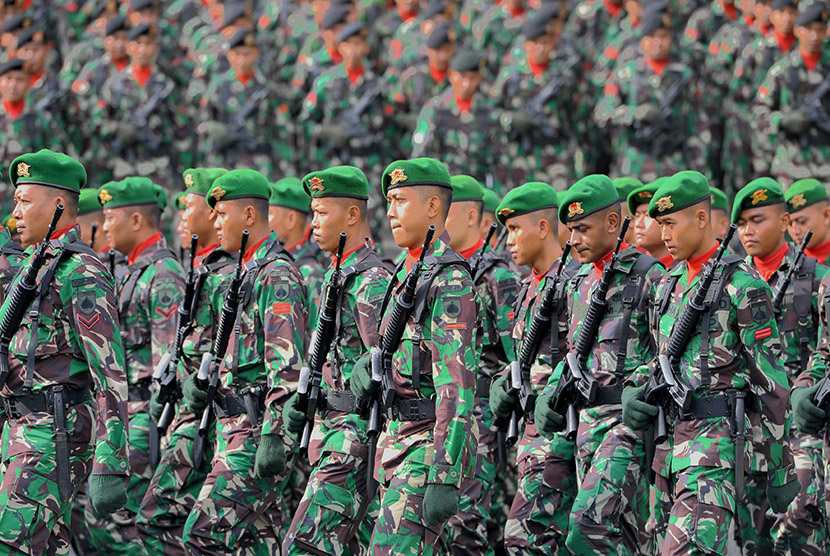 Sejumlah prajurit TNI AD berbaris pada upacara peringatan Hari Juang Kartika atau Hari Angkatan Darat, di Makodam IV/Diponegoro, di Semarang, Jateng, Selasa (15/12).