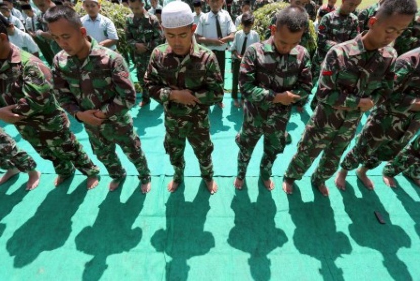 Sejumlah prajurit TNI AD melaksanakan salat Istisqo di lapangan Alun-alun Blitar, Jawa Timur, Rabu (28/10).