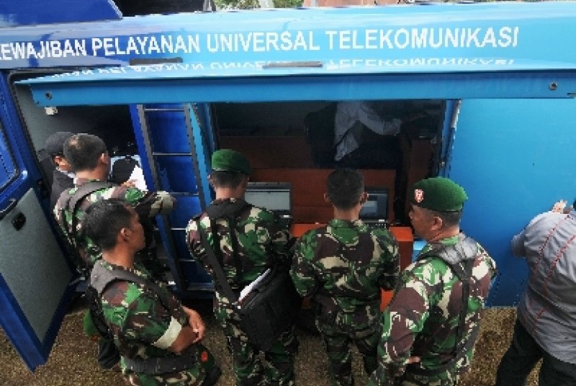 Sejumlah prajurit TNI-AD yang tergabung dalam Tim Ekspedisi NKRI mengakses internet dari Mobil Pusat Layanan Internet Kecamatan (MPLIK) di Desa Padende, Marawola, Sigi, Sulawesi Tengah, Sabtu (9/3). 