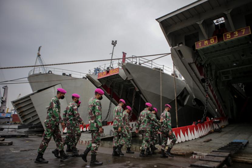 Sejumlah prajurit TNI AL berjalan menuju kapal usai mengikuti apel kesiapan Latihan Operasi Pendaratan Administrasi (Latopsratmin) di Markas Komando Lintas Laut Militer, Tanjung Priok, Jakarta, Senin (20/12/2021). Ahli menilai untuk sebuah negara dengan 17 ribu pulau, Indonesia memiliki angkatan laut yang sangat kecil. Ilustrasi.
