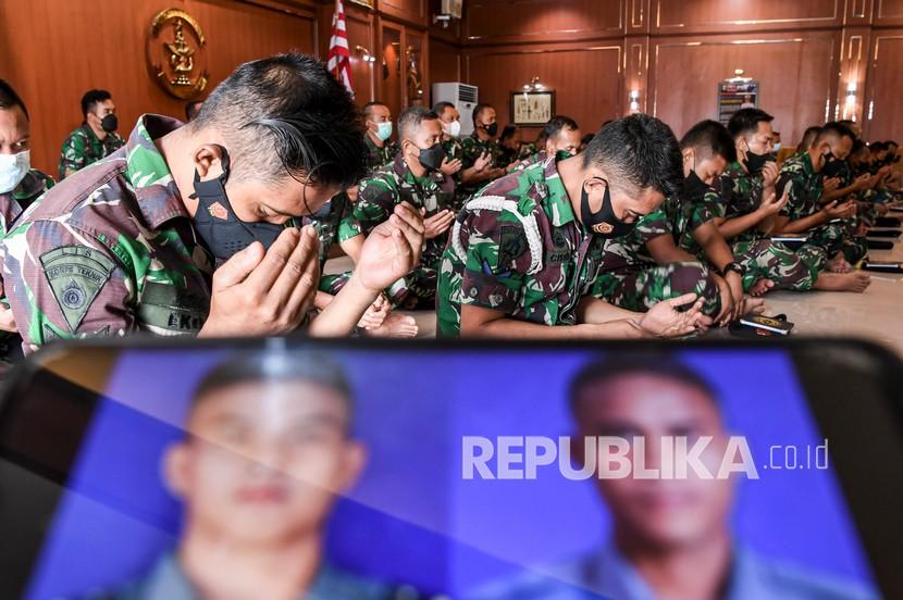 Sejumlah prajurit TNI AL melakukan doa bersama gugurnya dua personel Korps Marinir di Mako Komando Lintas Laut Militer (Kolinlamil), Jakarta Utara, Senin (28/3/2022). 