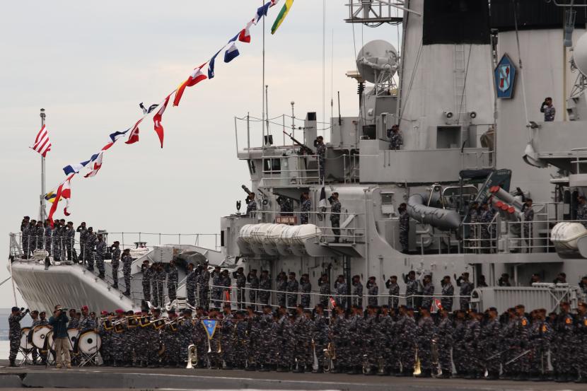 Sejumlah prajurit TNI Angkatan Laut mengikuti Upacara Hari Armada di Koarmada II, Surabaya, Jawa Timur, Senin (6/12/2021). Perusahaan keamanan siber AS menyebut peretas China sasar Angkatan Laut Indonesia. 