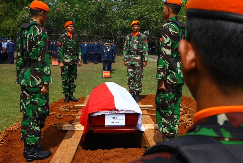 Sejumlah prajurit TNI AU bersiap menurunkan peti jenazah salah satu korban kecelakaan pesawat Hercules C-130 di Medan, Letda Kal Agus Sriyadi, saat acara pemakaman secara militer di Taman Makam Bahagia TNI Pondok Aren, Tangerang Selatan, Banten, Kamis (2/7