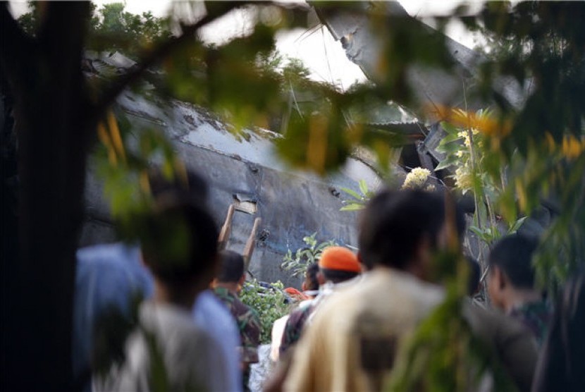  Sejumlah prajurit TNI AU dan warga melihat bangkai pesawat Fokker 27 yang jatuh di sekitar kompleks perumahan Halim Perdanakusuma, Jakarta, Kamis (21/6).