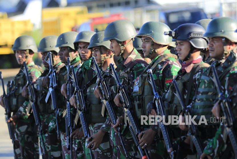 Sejumlah prajurit TNI bersiap melakukan pencarian helikopter MI-17 milik TNI AD yang hilang kontak di Pangkalan TNI AU Silas Papare, Sentani Jayapura, Papua, Ahad (30/06/2019).