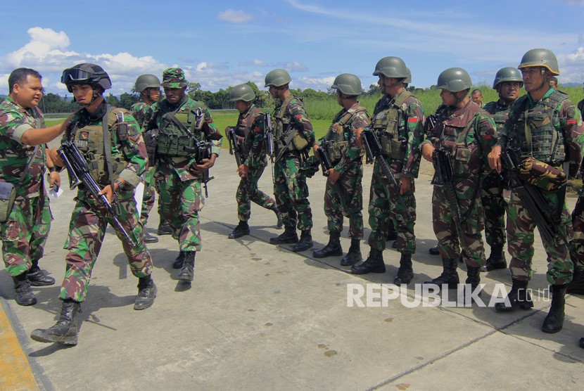 Sejumlah prajurit TNI bersiap melakukan pencarian Helikopter MI-17 milik TNI AD yang hilang kontak di Pangkalan TNI AU Silas Papare, Sentani Jayapura, Papua, Ahad (30/06/2019). 