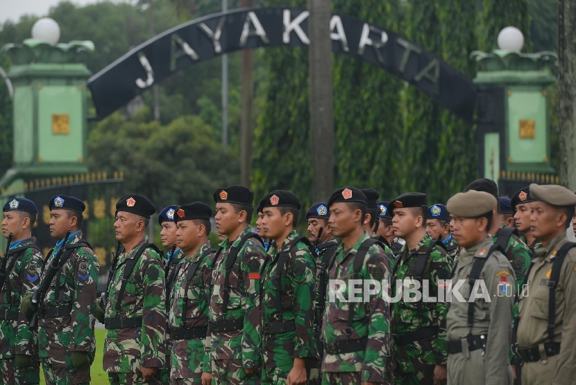 Sejumlah prajurit TNI dan Polri mengikuti apel gabungan yang diadakan di Lapangan Jayakarta, Makodam Jaya, Jakarta, Rabu (17/2).