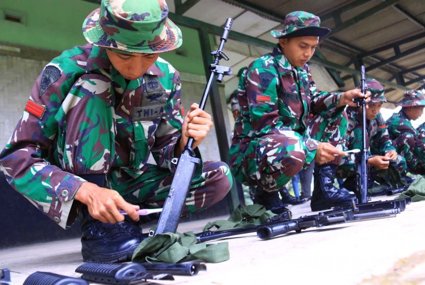 Pajurit TNI melakukan pemeriksaan senjata api laras panjang (ilustrasi).