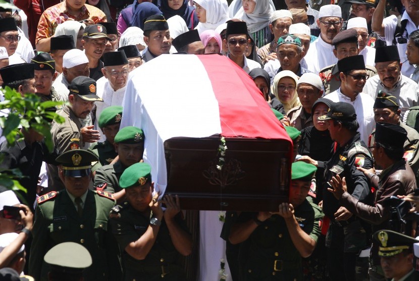Sejumlah prajurit TNI melakukan upacara militer saat pelepasan jenazah KH Hasyim Muzadi di Pondok Pesantren Al Hikam, Cenggerayam, Malang, Jawa Timur, Kamis (16/3). 