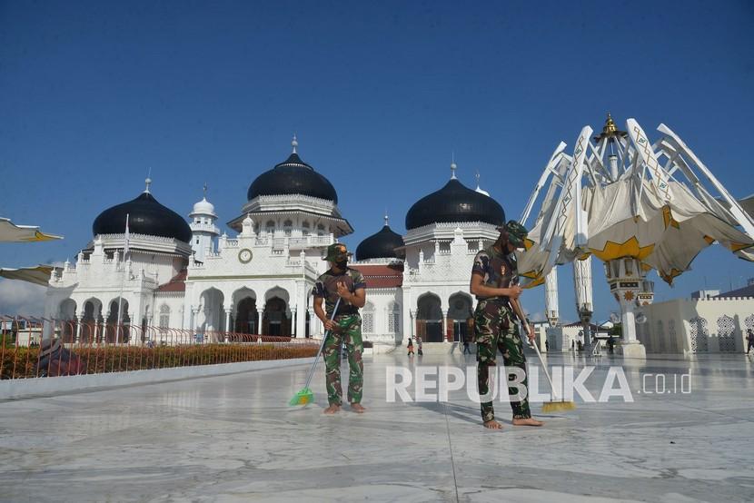 Sejumlah prajurit TNI membersihkan halaman Masjid Raya Baiturrahman, di Banda Aceh, Aceh. Balapan sepeda Tour de Aceh menawarkan sport tourism keindahan alam di Kota Banda Aceh dan dataran tinggi Gayo.