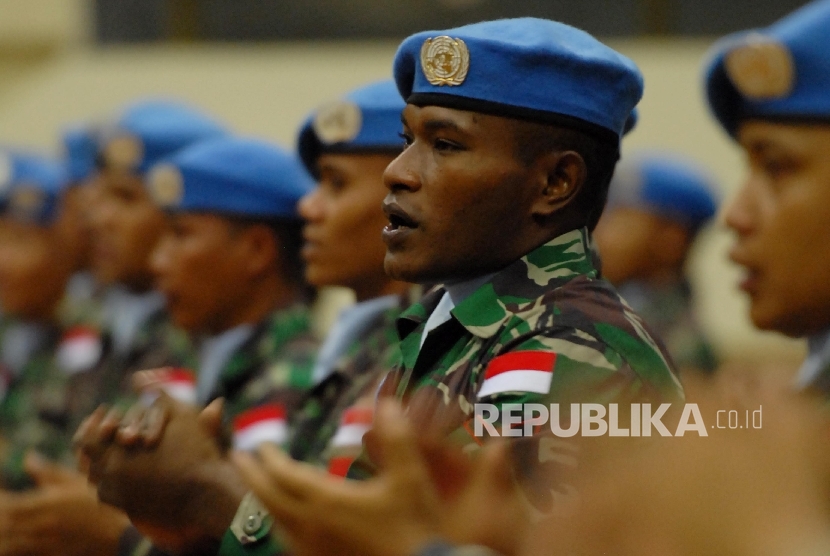 Sejumlah Prajurit TNI meneriakkan yel-yel kesatuannya usai upacara pemberangkatan Satgas Kizi Konga XX-K/MANUSCO di Mabes TNI, Cilangkap, Jakarta, Selasa (31/12).