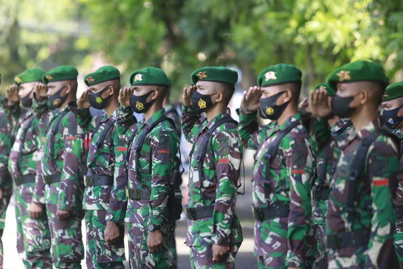 Sejumlah prajurit TNI mengikuti apel gelar pasukan di Mapolda Gorontalo.