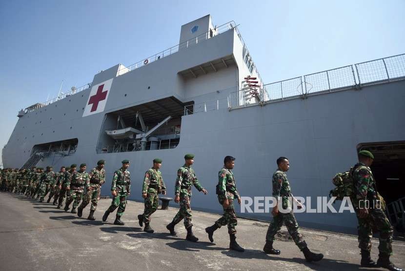 Military personnel leave for Lombok, West Nusa Tenggara with KRI Soeharso-990 from Surabaya Navy Port, East Java, Monday (July 6).