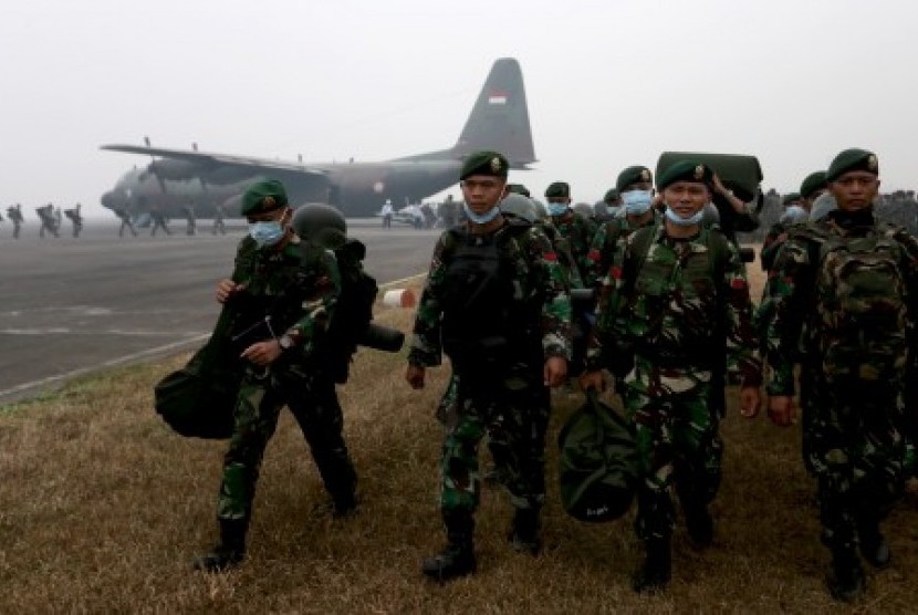 Sejumlah prajurit TNI yang tergabung dalam satuan tugas penanggulangan bencana asap tiba di Lapangan Udara (Lanud) Palembang, Sumsel, Kamis (22/10).