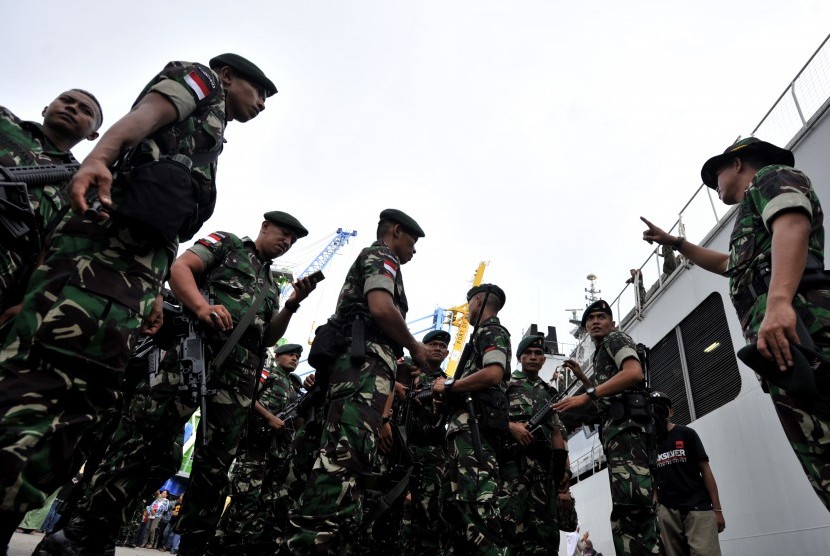 Sejumlah prajurit TNI bersiap saat pemberangkatan pasukan TNI penjaga perbatasan RI-Papua Nugini (Ilustrasi) (Antara/Yusran Uccang)