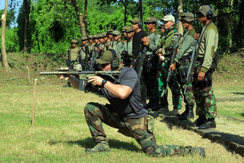 Sejumlah prajurit US MARSOC memberikan contoh posisi menembak kepada prajurit Taifib Korps Marinir TNI AL di lapangan tembak Pusat Latihan Tempur Korps Marinir Baluran, Karangtekok, Situbondo, Jatim, Jumat (20/3).