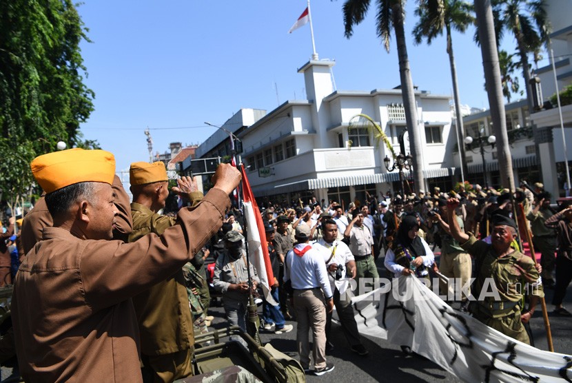 Sejumlah prajurit veteran menyambut peserta parade saat Parade Surabaya Juang di Jalan Tunjungan, Surabaya, Jawa Timur, Sabtu (9/11/2019). 