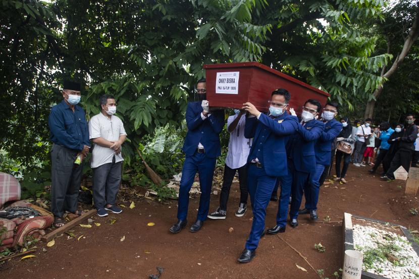 Sejumlah pramugara Sriwijaya Air memanggul peti jenazah Okky Bisma yang menjadi korban kecelakaan Sriwijaya Air SJ 182 rute Jakarta-Pontianak untuk dimakamkan di TPU Balekambang, Jakarta Timur.