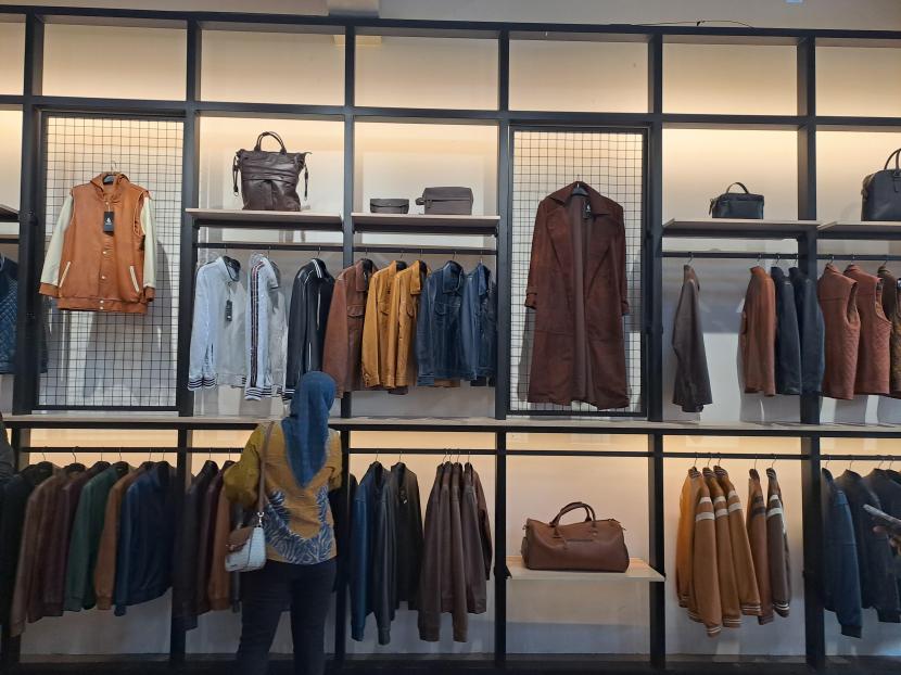 Sejumlah produksi kerajinan kulit asal Garut berupa jaket kulit, tas, dan lainnya yang dijual oleh Astiga Leather, Kamis (2/5/2024).