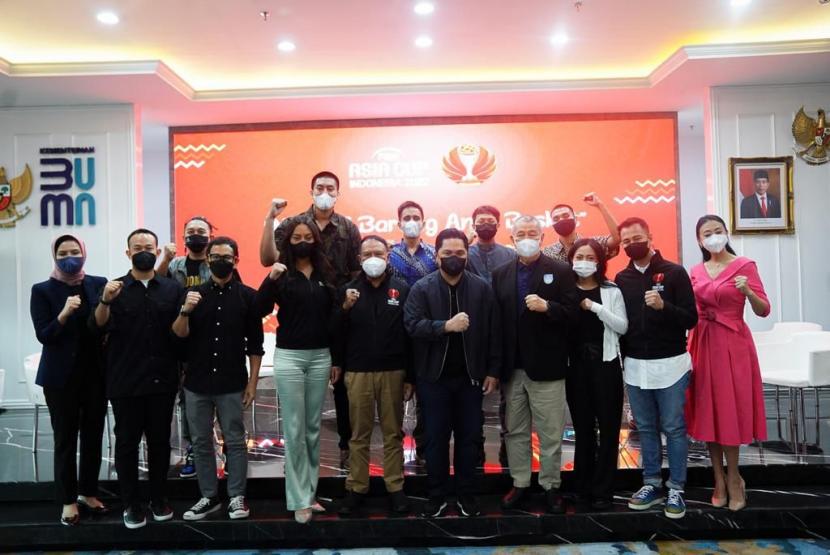 Sejumlah public figure di antaranya Raffi Ahmad (kedua kanan bawah) dan Asri Welas (kanan bawah) menyampaikan dukungan terhadap penyelenggaraan FIBA Asia Cup 2022 di Jakarta yang digelar 12 Juli sampai 24 Juli 2022. Dukungan tersebut disampaikan dalam acara Ngobrol Bareng Anak Basket di Kantor Kementerian BUMN di Jakarta, Jumat (1/4/2022) sore. Bersama para public figure ini ada FIBA Board Member Erick Thohir (kelima kanan), Menpora Zainudin Amali (kelima kiri), Ketua Umum PP Perbasi Danny Kosasih (ketiga kanan) dan Ketua Panitia Pelaksana FIBA Asia Cup Indonesia 2022 Junas Miradiarsyah (kedua kiri). 