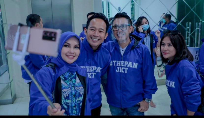 Sejumlah publik figur masuk struktur kepengurusan DPW PAN DKI Jakarta. Terlihat Denny Cagur berfoto bersama Eko Patrio.