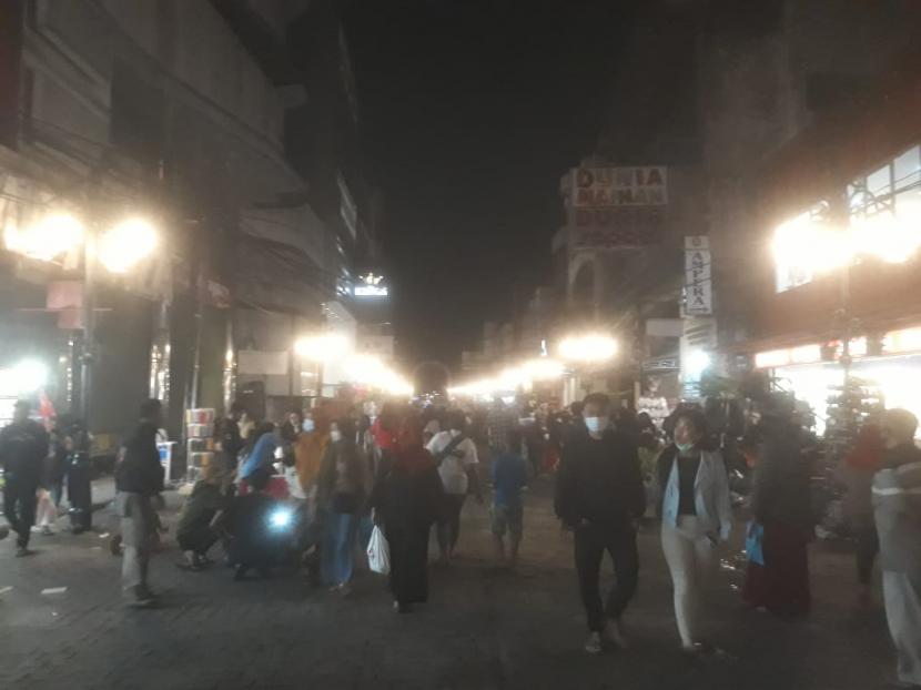 Sejumlah pusat perbelanjaan di Jalan Dalem Kaum dan Jalan Kepatihan, Kota Bandung masih ramai oleh pengunjung dan pedagang yang berjualan, Rabu (12/5) malam sekitar pukul 19.50 Wib. Meski kepadatan pengunjung tidak seperti akhir pekan kemarin namun relatif ramai.  