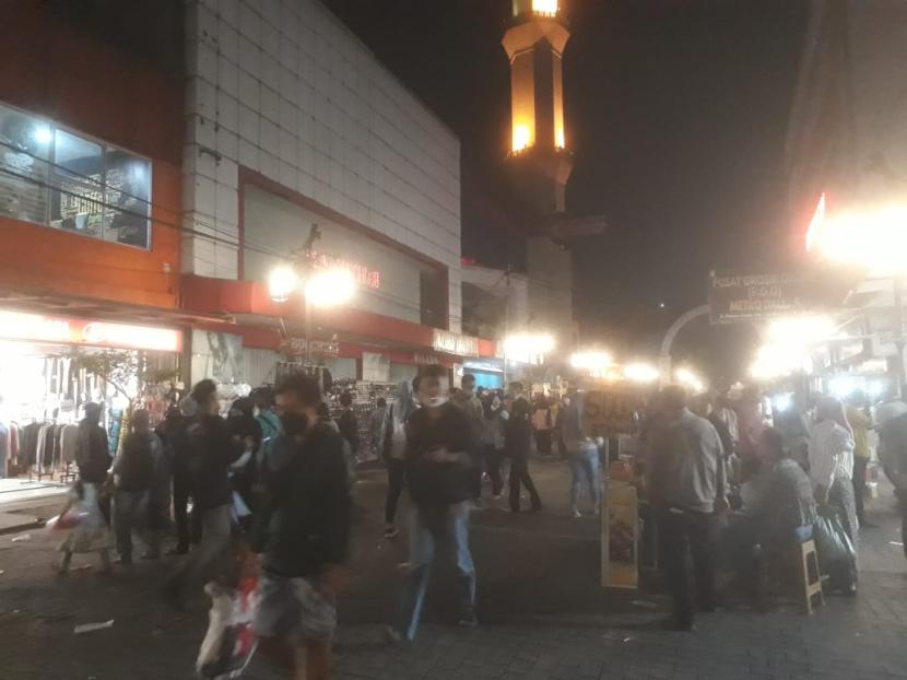 Sejumlah pusat perbelanjaan di Jalan Dalem Kaum dan Jalan Kepatihan, Kota Bandung masih ramai oleh pengunjung dan pedagang yang berjualan, Rabu (12/5) malam sekitar pukul 19.50 Wib. Meski kepadatan pengunjung tidak seperti akhir pekan kemarin namun relatif ramai.  