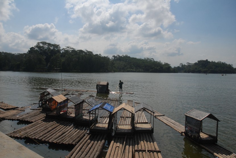 Sejumlah rakit bersandar di bibir danau wisata alam Situ Gede, Tasikmalaya, Jabar. Wisata alam dengan suasana pemandangan danau dan pulau ini bisa diakses menggunakan alat tranportasi perahu dan rakit.