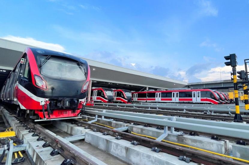 Sejumlah rangkaian LRT Jabodebek terparkir di Depo LRT Bekasi Timur. PT Kereta Api Indonesia (Persero) atau KAI menyiapkan sistem pembayaran cashless untuk operasional lintas rel terpadu (LRT) Jabodebek.