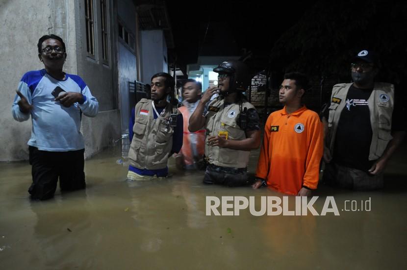 Sejumlah relawan bersiap memberikan pertolongan pada warga terdampak banjir di Pamekasan, Jawa Timur (ilustrasi). 