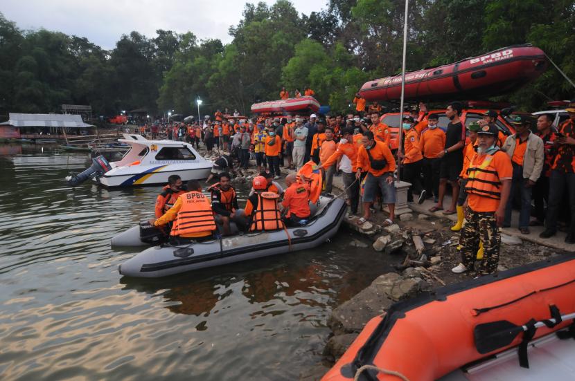 Sejumlah relawan bersiap untuk mengevakuasi korban tenggelamnya perahu rombongan di Sungai Memberamo Raya, Papua. (Ilustrasi)