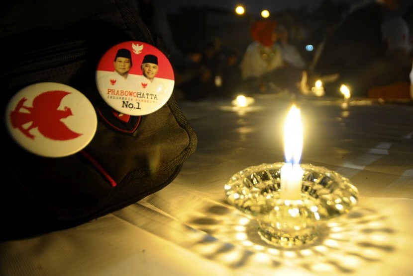 Sejumlah relawan dan tim pemenangan Jabar melakukan renungan syukur kemenangan Prabowo-Hatta di depan Monumen Perjuangan, Bandung, Jawa Barat, Kamis (10/7). 