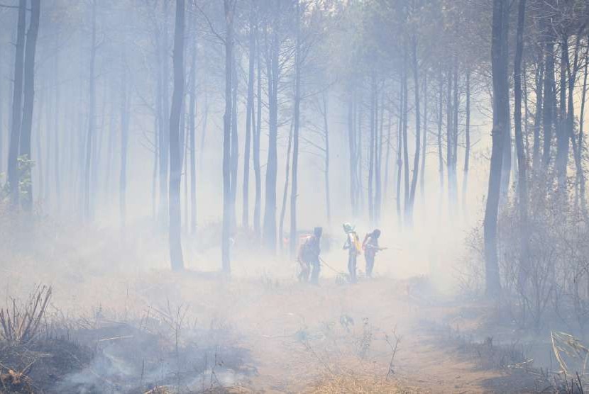 Sejumlah relawan dari Masyarakat Peduli Api (MPA) melakukan penyekatan untuk mencegah kebakaran meluas di kawasan lereng Gunung Ciremai, Kuningan, Jawa Barat, Kamis (4/10).