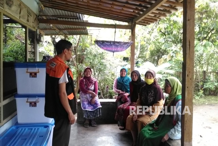 Sejumlah Relawan Inspirasi Rumah Zakat saat mengunjungi rumah  produksi gula kelapa kristal di Desa Gumelem Kulon, Kecamatan Susukan,  Kabupaten Banjarnegara.