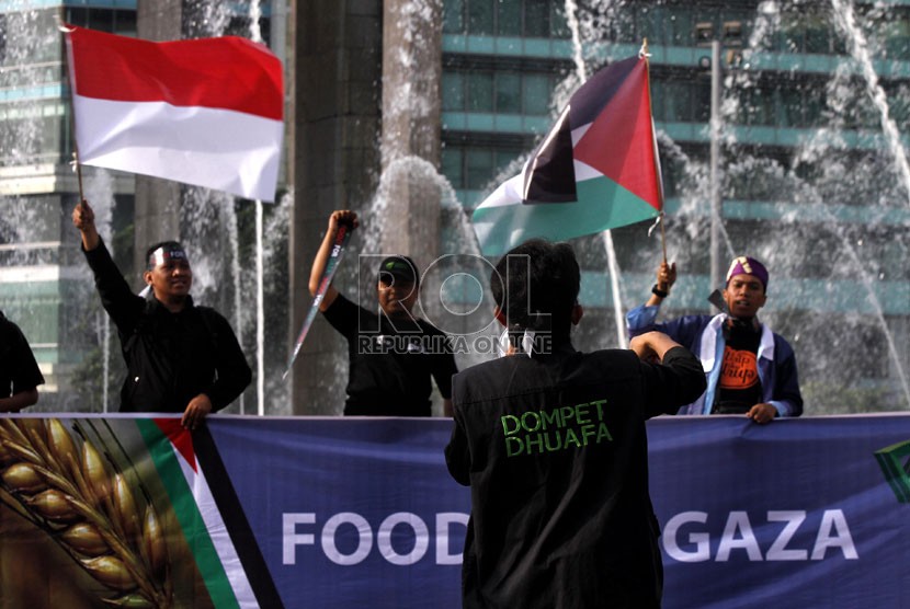  Sejumlah relawan kemanusiaan Dompet Dhuafa, melakukan aksi damai solidaritas bagi warga Palestina di Bundaran Hotel Indonesia, Jakarta Pusat, Rabu (21/11).   (Adhi Wicaksono)